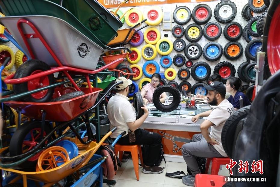 浙江義烏國際商貿城吸引八方來客:商貿