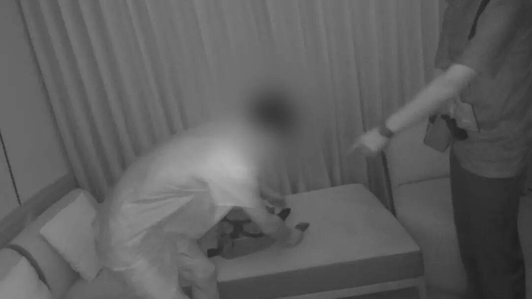 一對男女在上海某酒店神秘接頭，沒多久女子報警：他拿了我的錢跑了！:商貿