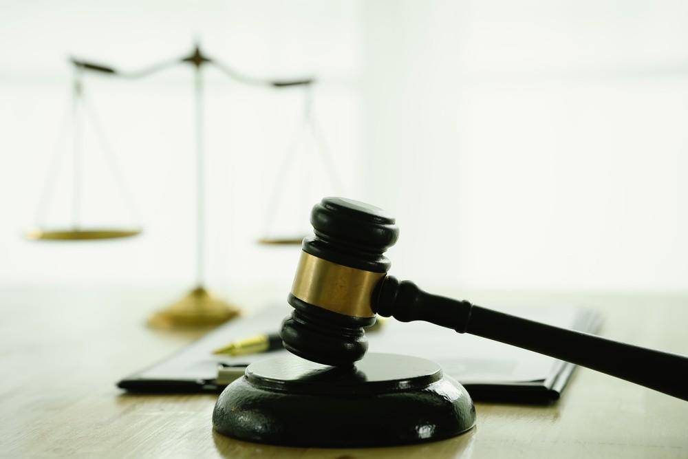 快遞員用母親手機網購兩部手機貨到付款，趁送貨快遞員不備盜走，被判刑:商貿