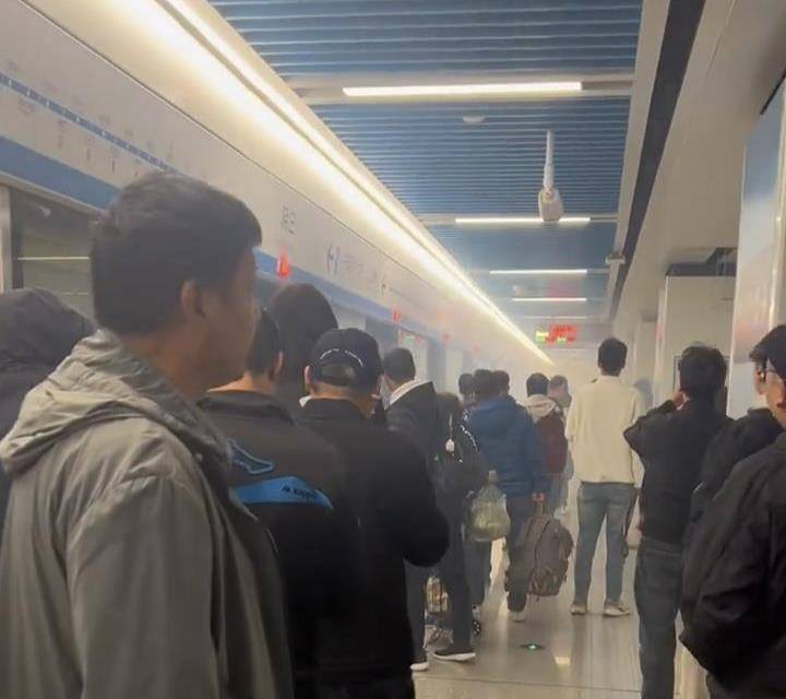早高峰南京地鐵一號線車廂現濃煙，客服：已恢復運行，正在排查原因:商貿