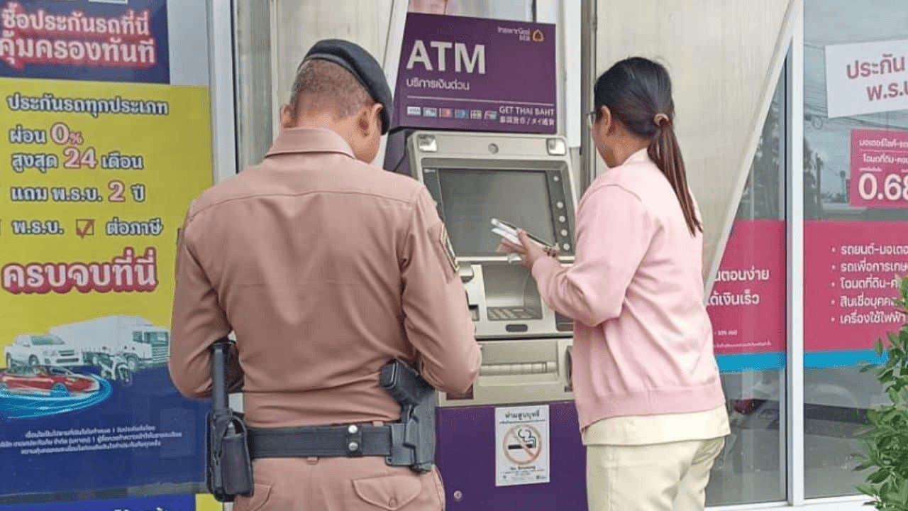 泰國女子在ATM機取錢，取款口突然竄出一條蛇:商貿