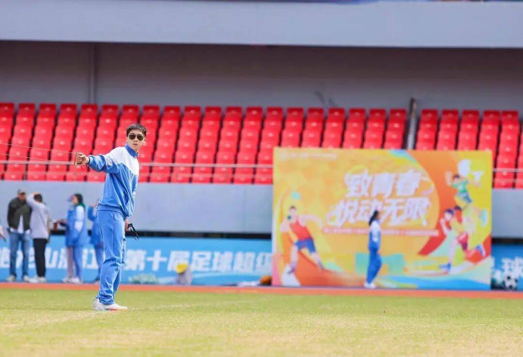 鏡頭都追不上！杭州男生用2根鋼絲操縱模型飛機，驚艷全場:商貿