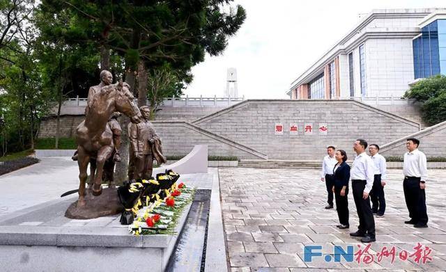 福建省委副書記、福州市委書記郭寧寧，察看吳石故居:商貿