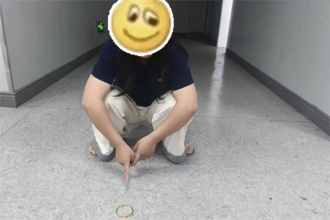 結婚當天新娘發現金手鐲“輕飄飄”，警方一查：堂嫂掉包成銅的……:商貿