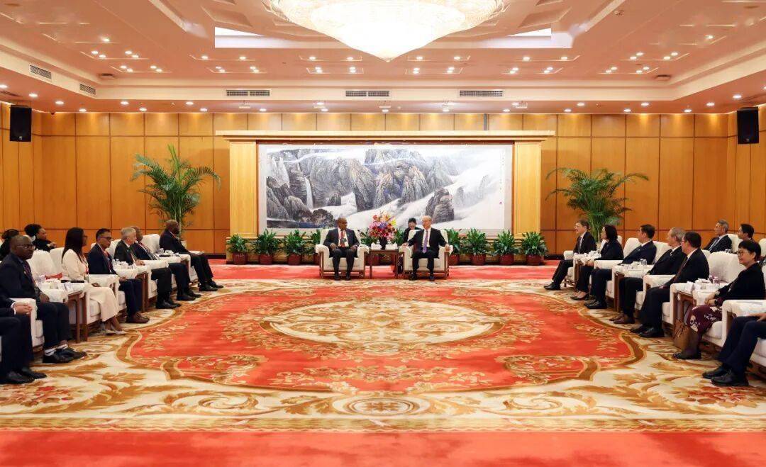 張軍會見葡語國家和地區最高法院院長論壇代表團:商貿