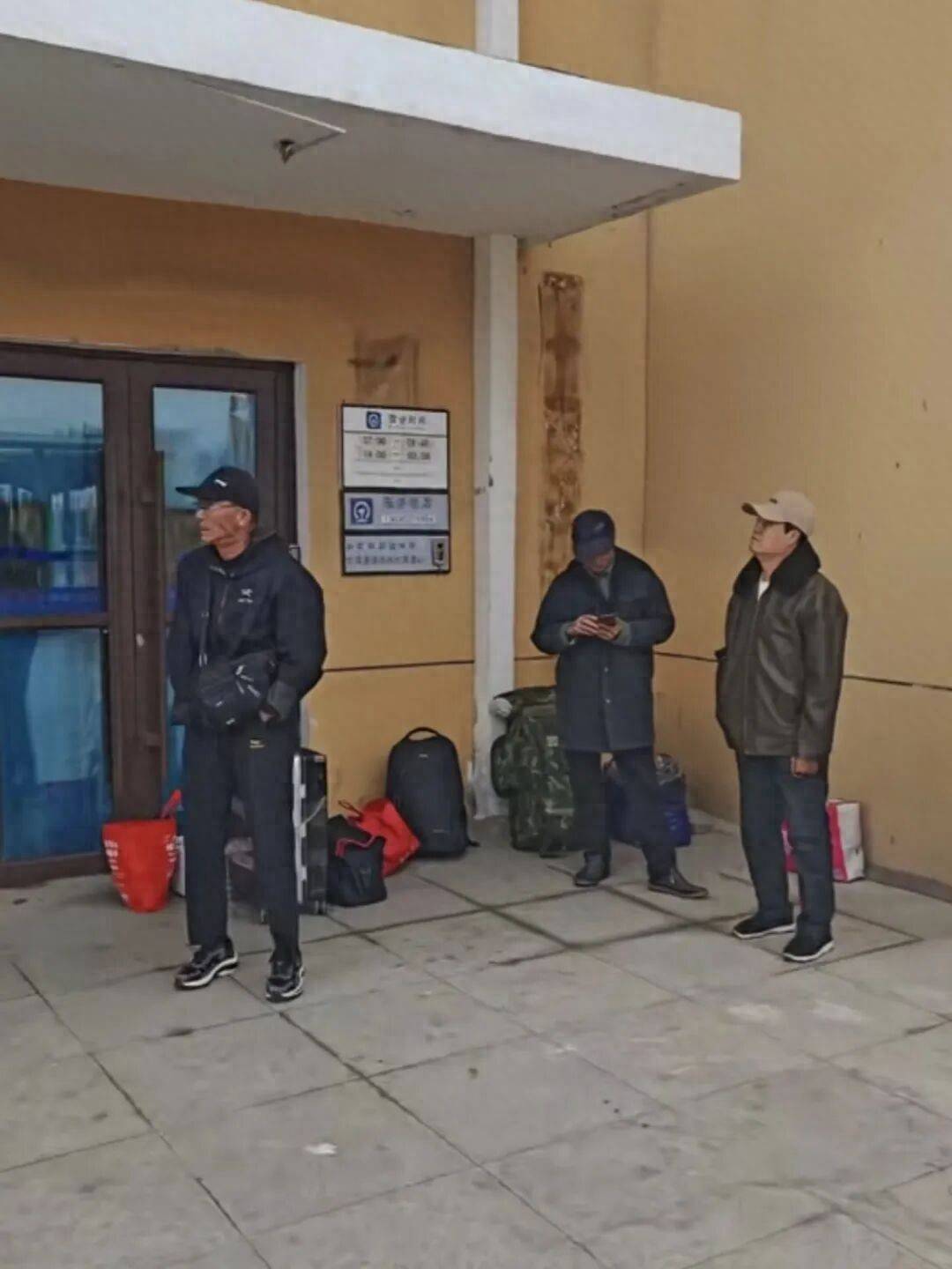 吉林一火車站白天關閉4個多小時，有旅客在冷風中等候，車站：車次少中午閉站管理:商貿