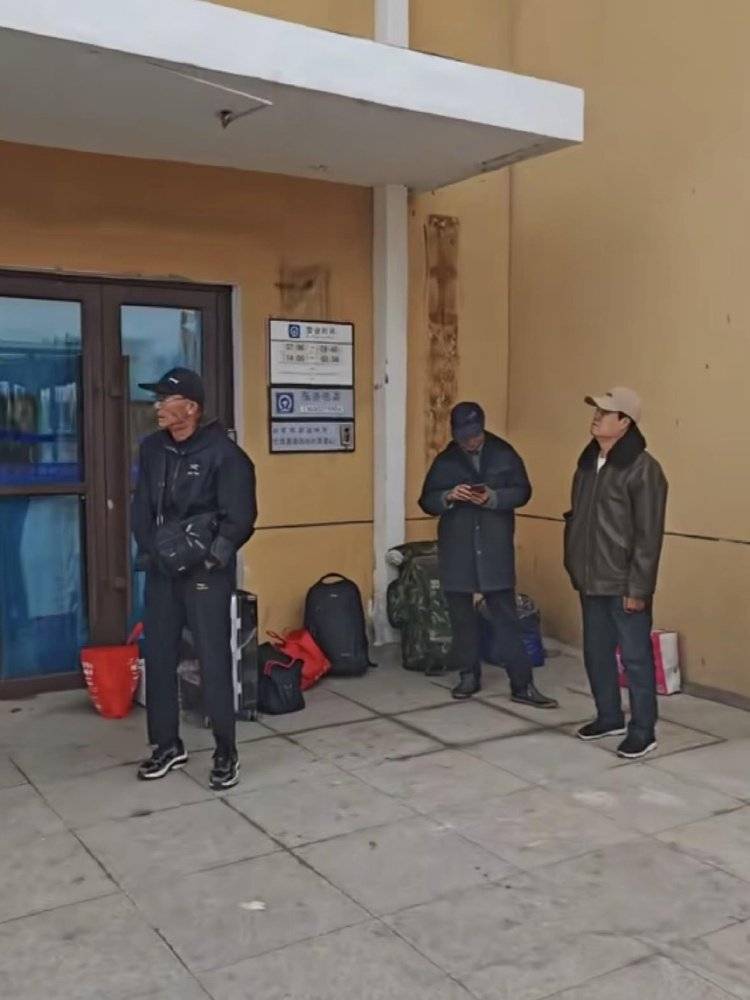 吉林一火車站白天關閉4個多小時，有旅客在冷風中等候，車站回應:商貿