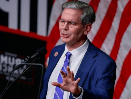 說翻臉就翻臉？中美還沒坐上談判桌，貝森特先公布一項對華禁令，中方直接捅破窗戶紙！:商貿