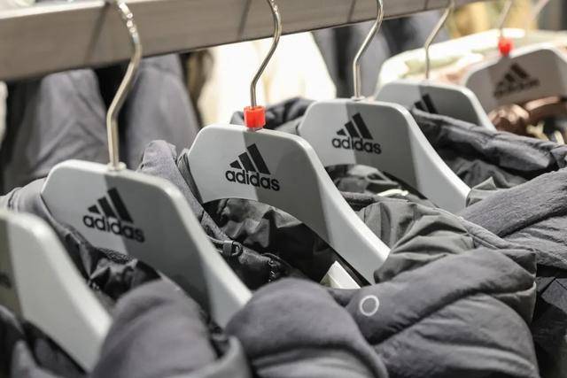 買阿迪達斯羽絨服的人<strong></p>
<p>商貿</strong>，被上了一課:商貿