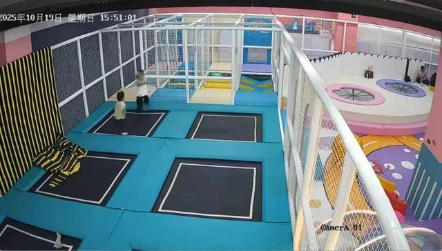 4歲男童喝珍珠奶茶后蹦床窒息身亡，家屬質疑奶茶店未張貼明顯告示:商貿