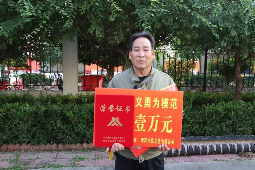 車輛失控沖入河中，車上8個月大的男嬰嘴唇發紫哭不出聲音……:商貿