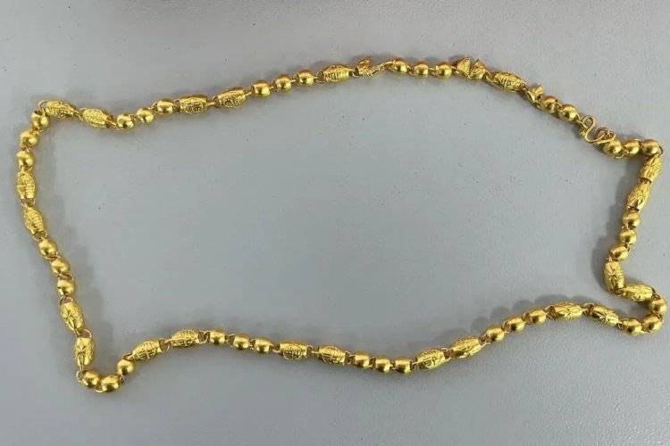 金項鏈里發現大量不明金屬，多家金店中招，警方：2人在黃金中摻錸:商貿