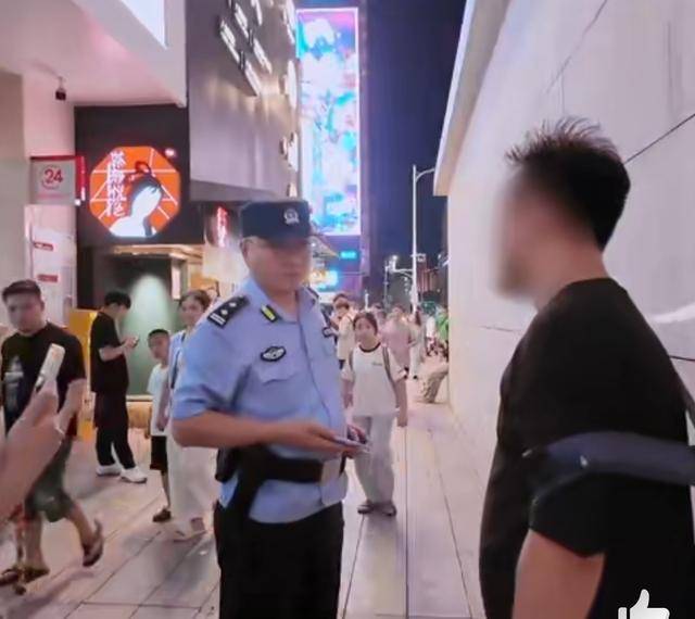 男子當街直播猥褻，被抓后稱在搞抽象:商貿