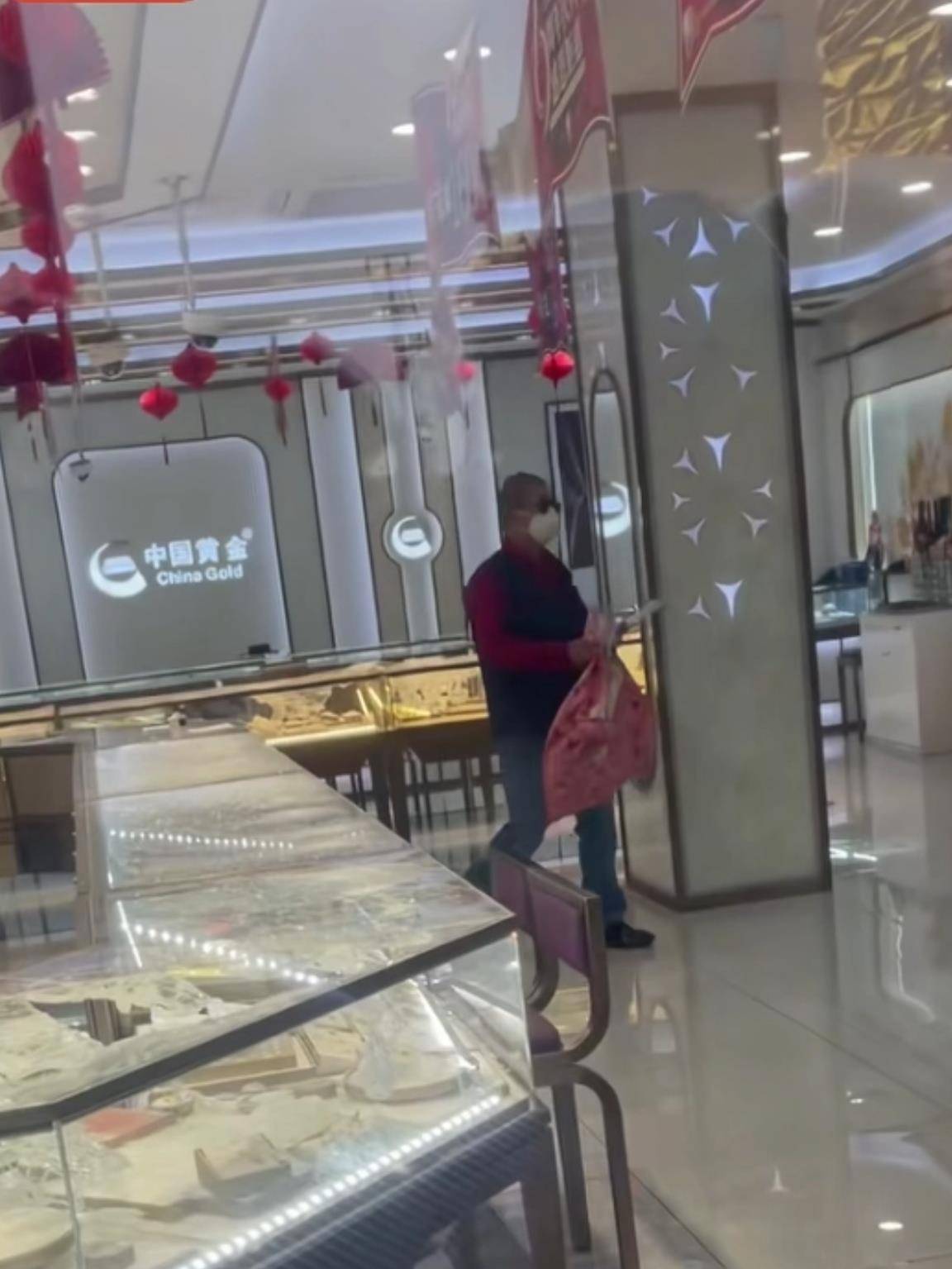 男子拿口袋搶劫上海一金店，多人在店外圍觀，警方將其抓獲并刑拘:商貿