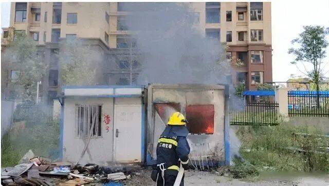 睡覺沒拔充電器家被燒，“一兩分鐘火苗躥到天花板”，當事人：損失十幾萬元:商貿