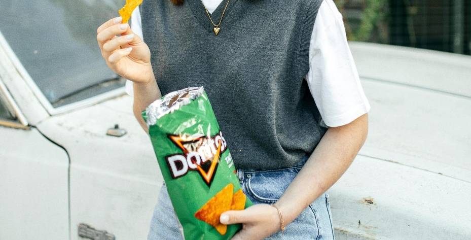 口袋里的零食被誤判為槍支，美國一高中生被警察命令下跪:商貿