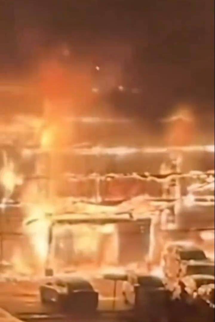 阜陽一4S店凌晨燃起熊熊大火，店方人士：展廳的車都被燒了，原因尚不清楚:商貿