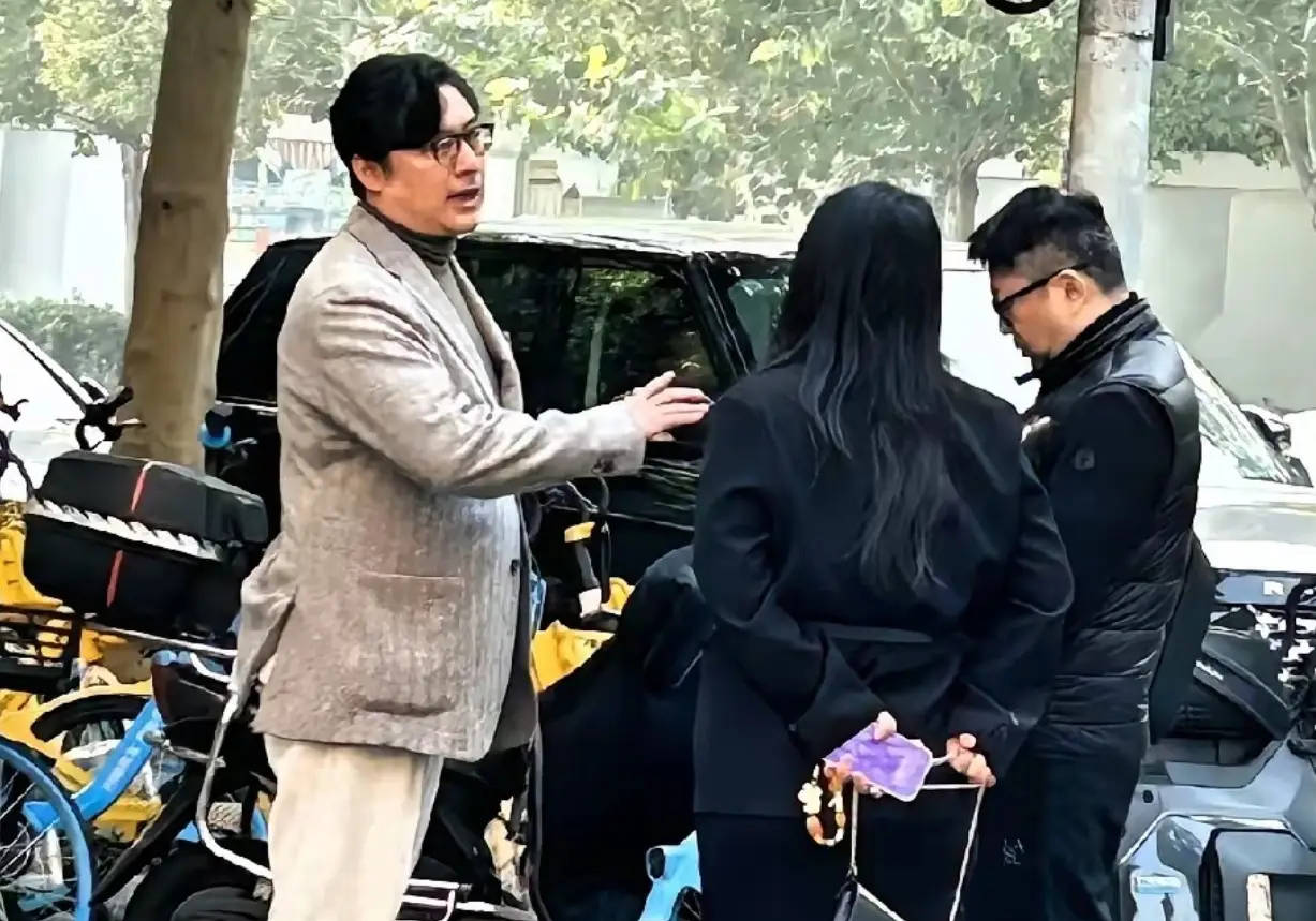 李湘王岳倫現身北京街頭被偶遇！二人悠閑聊天離婚后依舊相處融洽:商貿