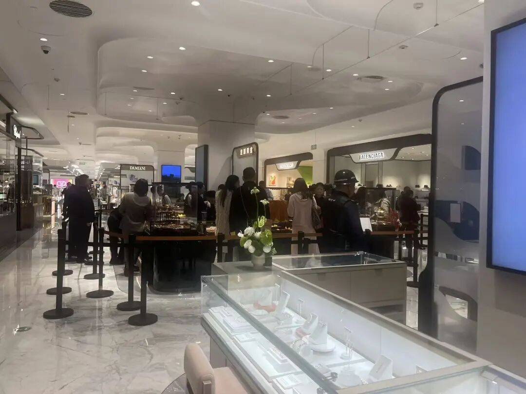 第三次漲價！老鋪黃金多款飾品一夜漲20%，調價前現“搶購潮”:商貿